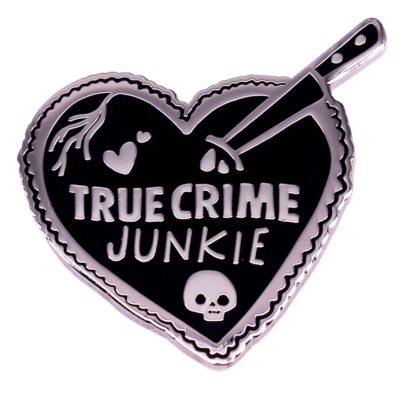 دبوس مينا على شكل قلب بتصميم "True Crime Junkie" - تصميم قوطي داكن، بنمط غموض الجريمة، للارتداء اليومي وهدايا الجريمة الحقيقية